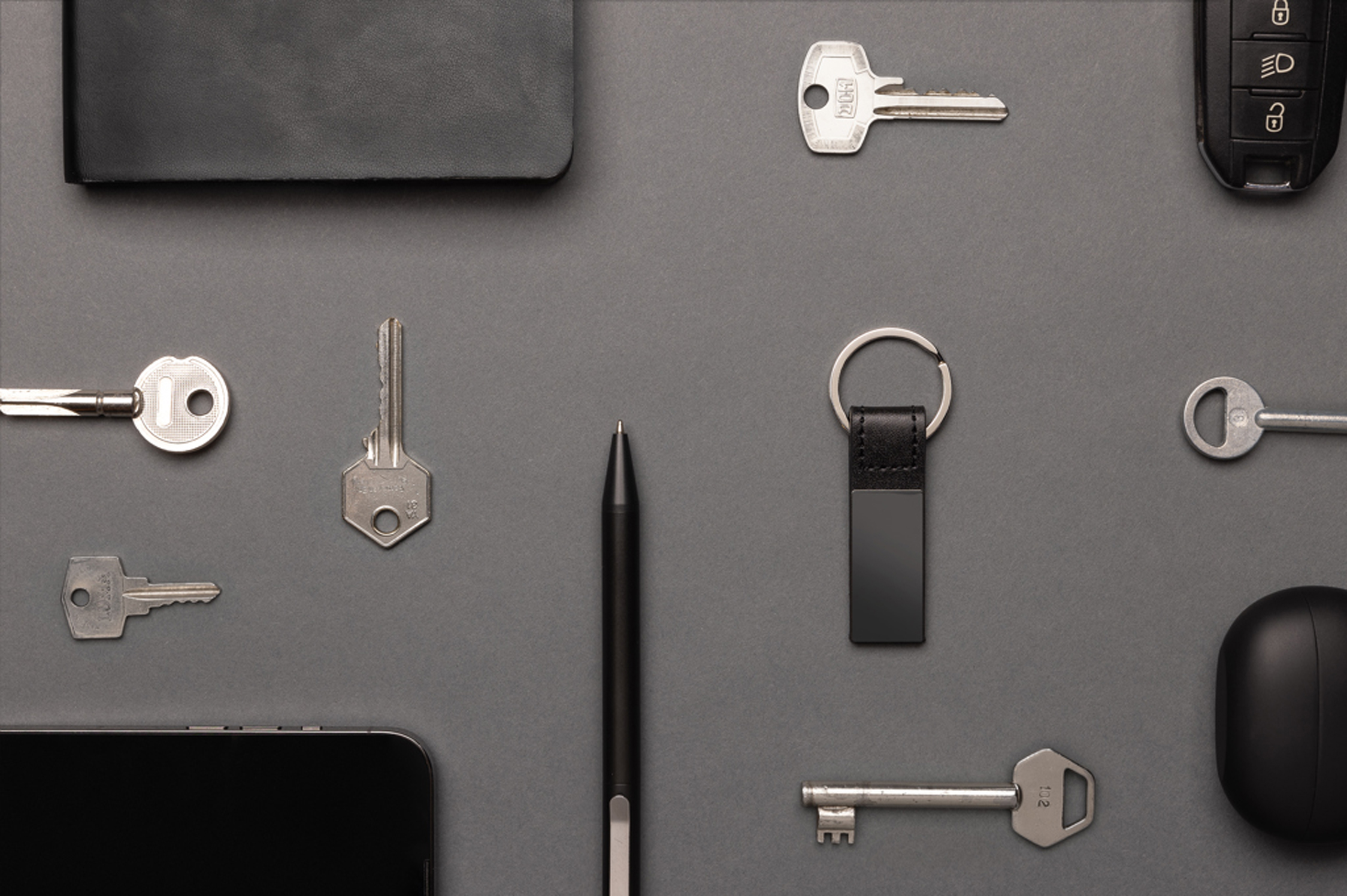 Брелок Luxury из полиуретана и переработанного цинка RCS