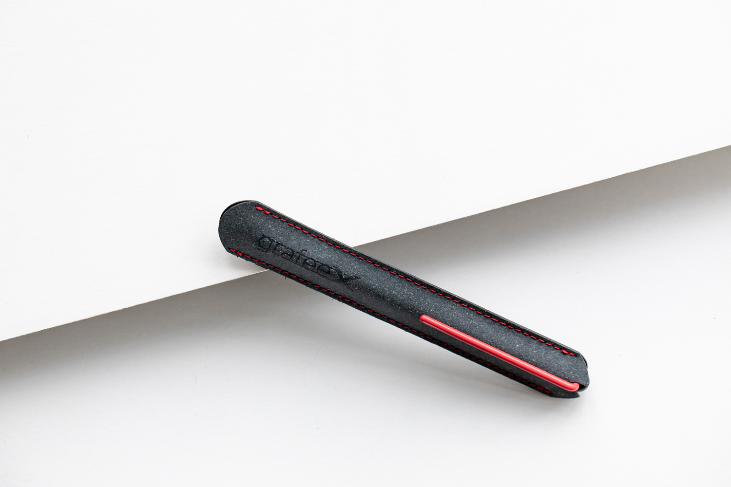 Карандаш GrafeeX с красным клипом в чехле