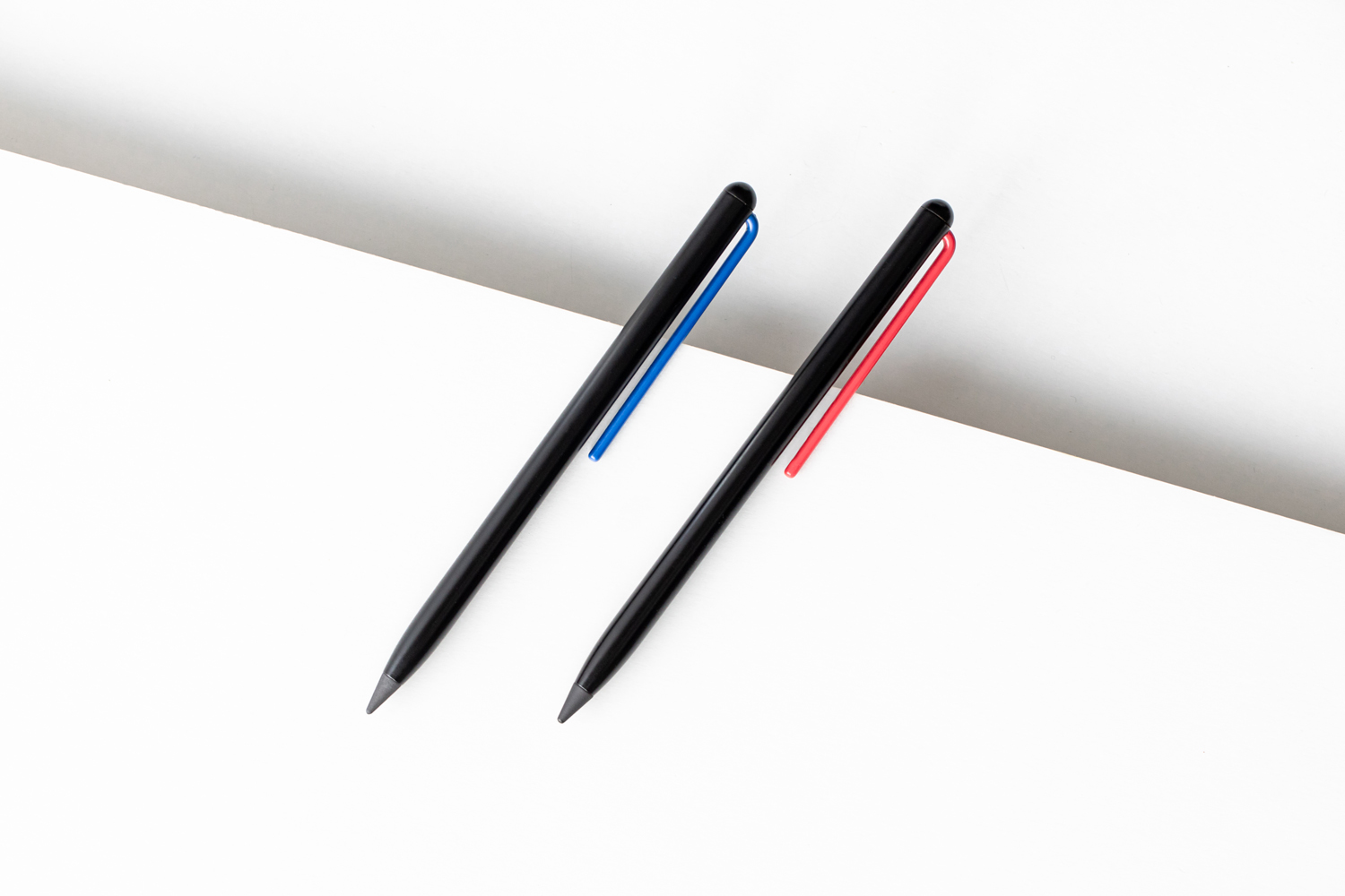 Карандаш GrafeeX с красным клипом в чехле