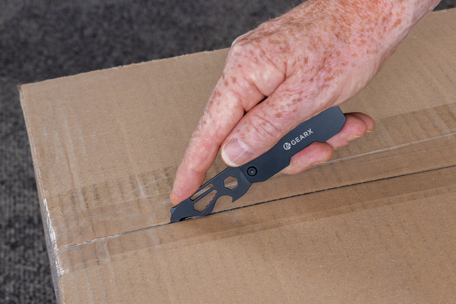 Мультитул GearX с карабином и открывалкой для посылок