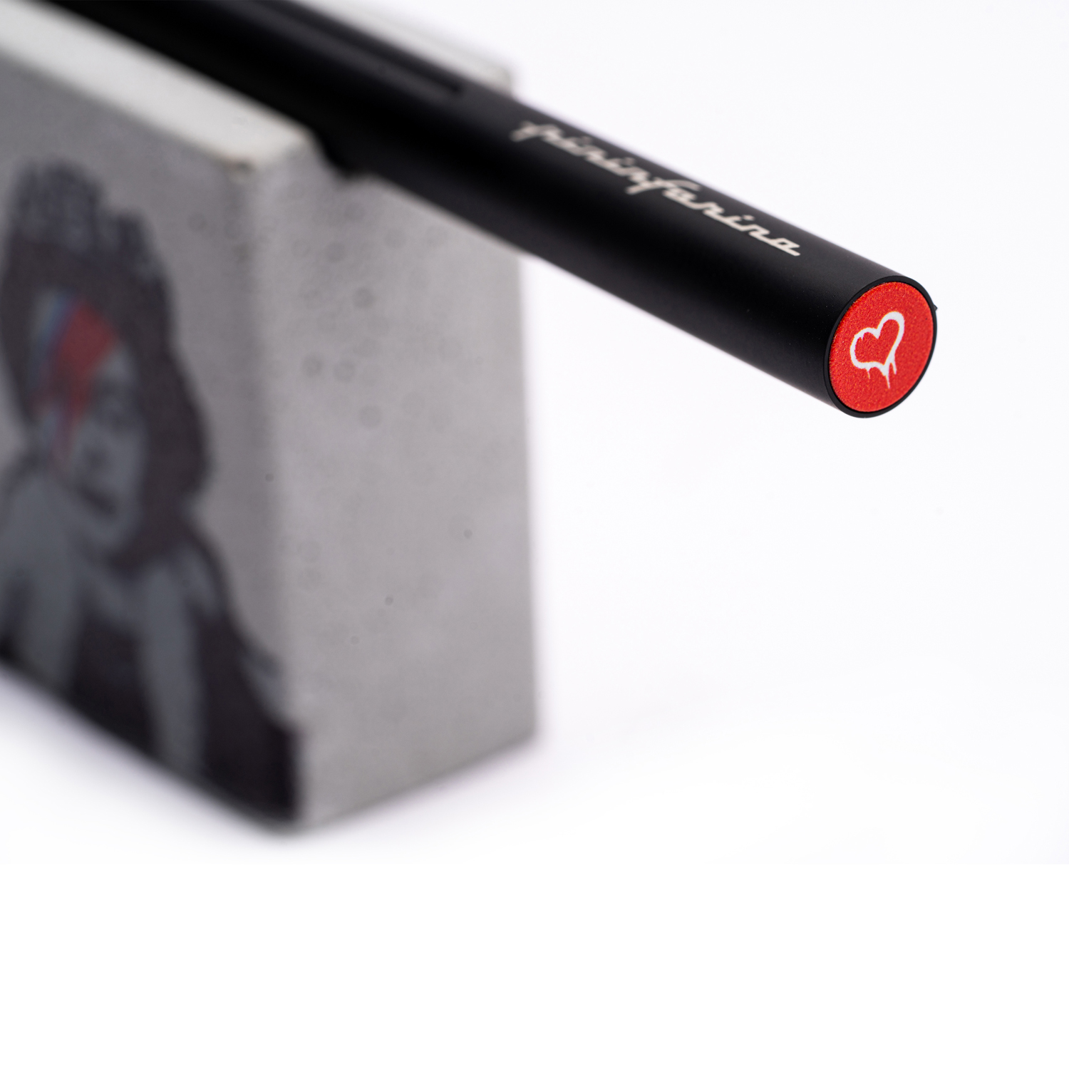Набор Pininfarina Banksy Lizzy Stardust: карандаш SMART с бетонной подставкой