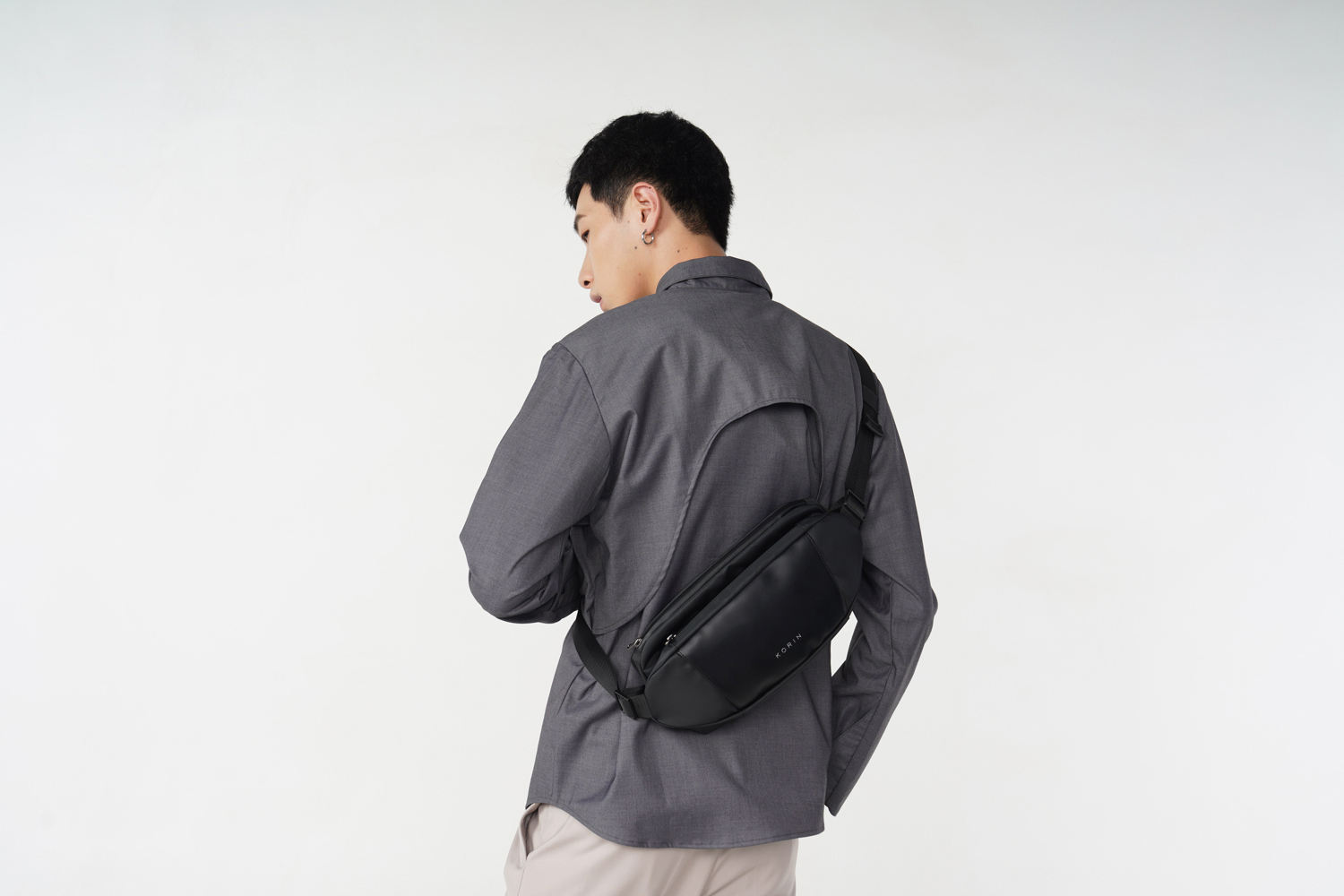 Наплечная сумка KORIN FlipSling 32х16х10 см, черная