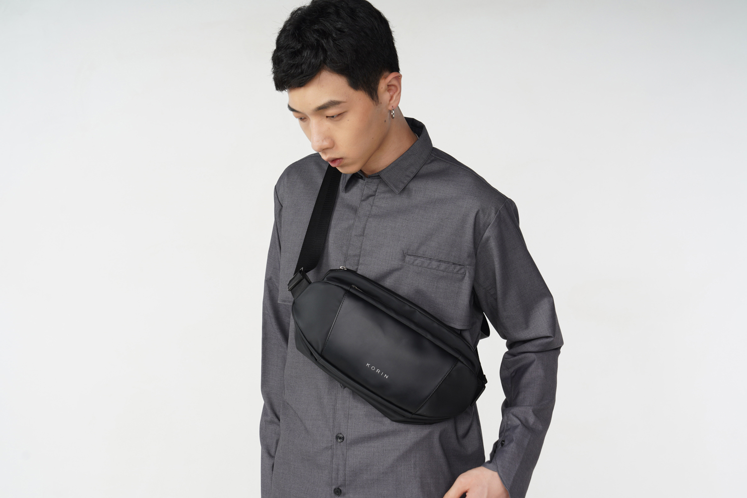 Наплечная сумка KORIN FlipSling 32х16х10 см, черная