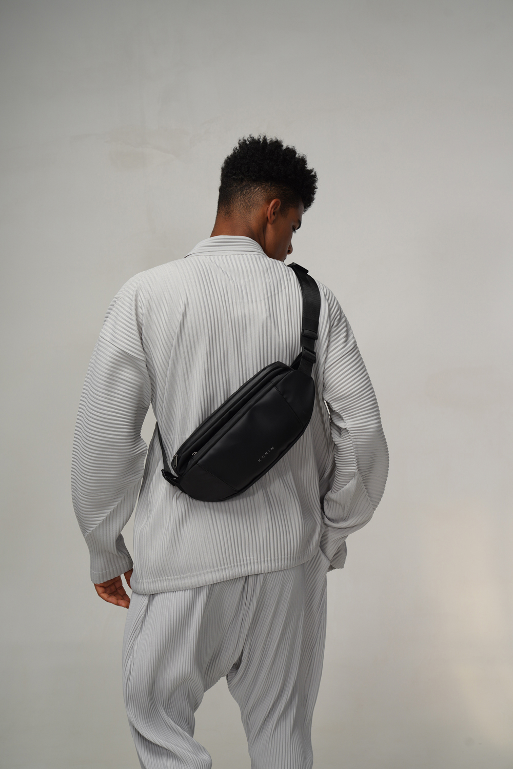 Наплечная сумка KORIN FlipSling 32х16х10 см, черная