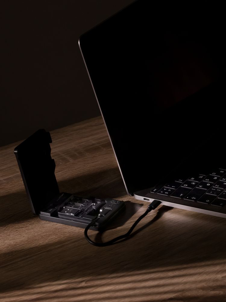 Органайзер для карт памяти и SIM с кардридером Multitask, черный