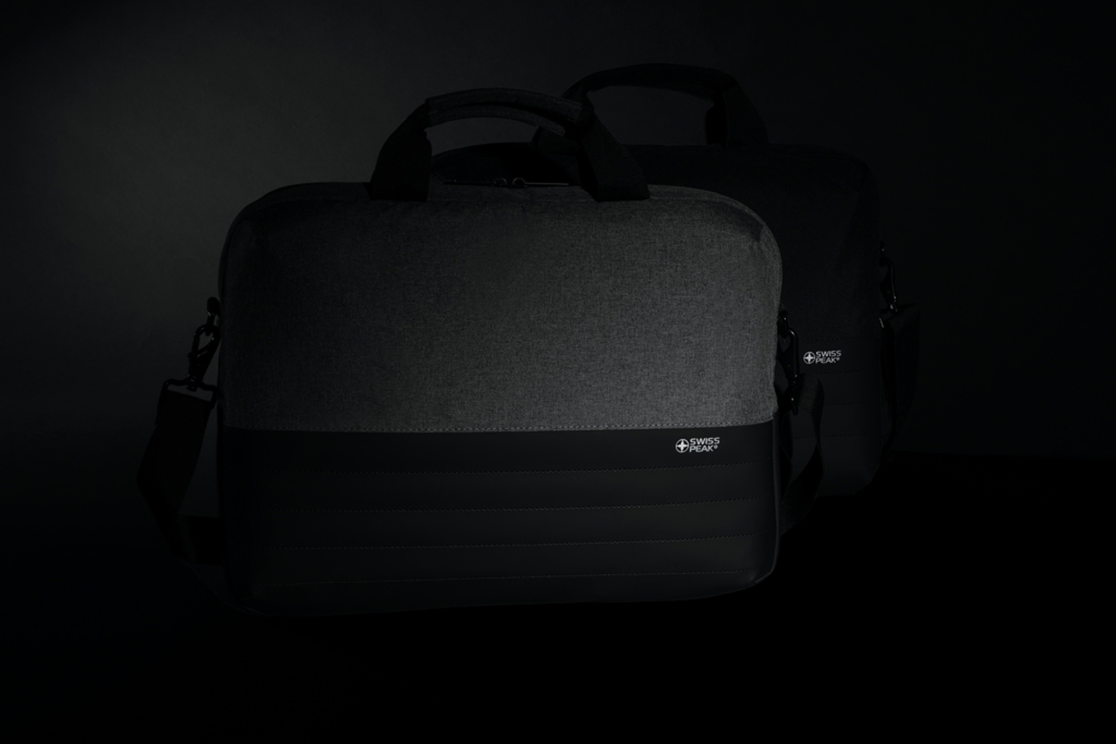 Сумка для ноутбука Swiss Peak с RFID-защитой из rPET AWARE™, 15,6’’