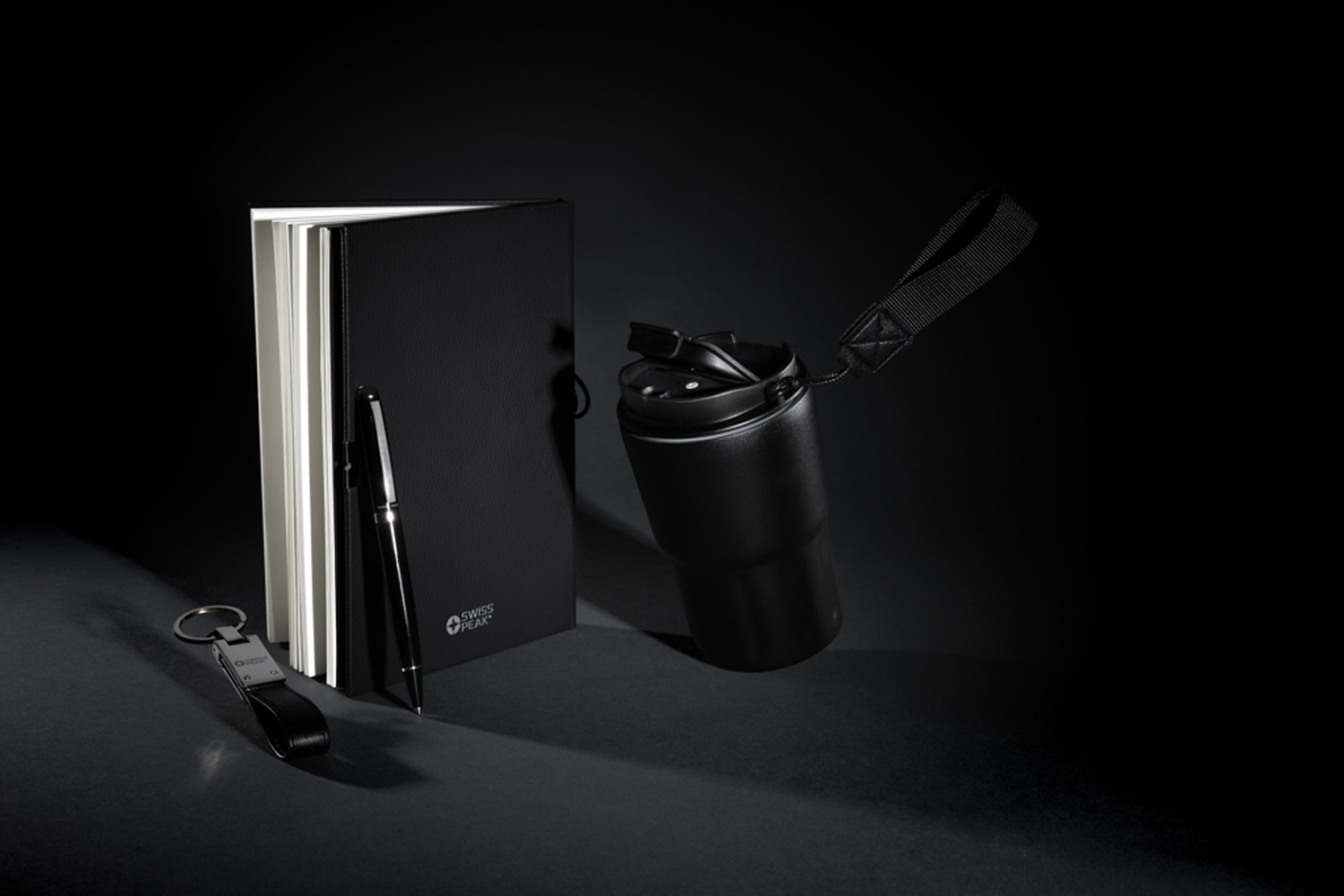 Термокружка Swiss Peak в комплекте с блокнотом, ручкой и брелком
